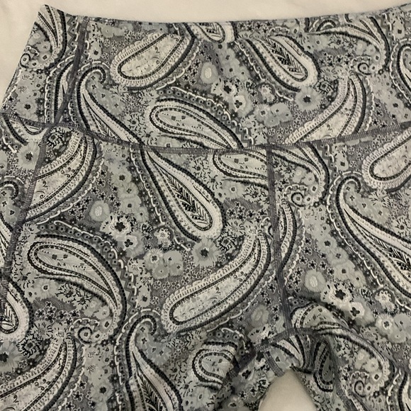 Vera Bradley Citrus Paisley Gray Leggings - Picture 3 of 9